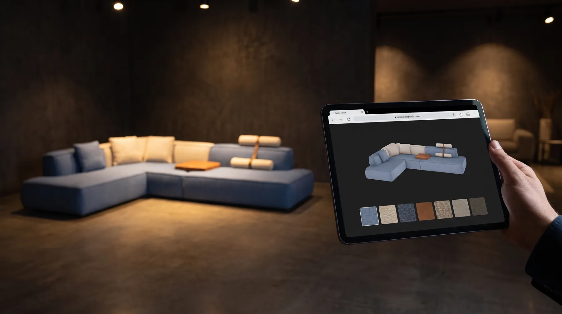 Tablet u salonu pokazuje stranicu proizvoda sa 3D sofom, prava sofa iza njega